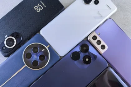 A bunch of cell phones sitting next to each other